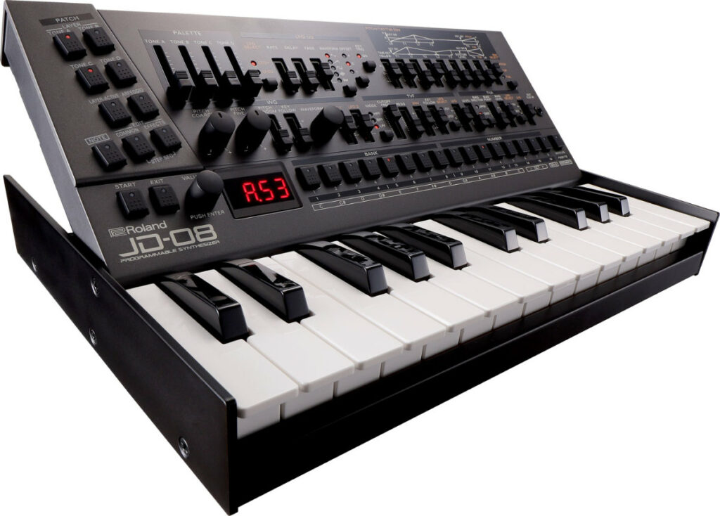 Roland JD-08 schräg mit Tastatur