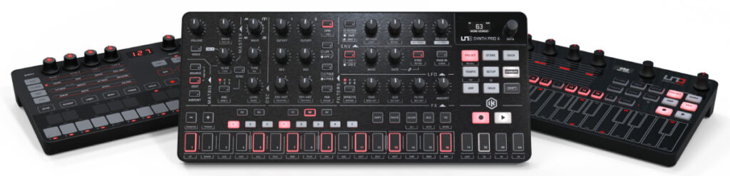 IK Multimedia UNO Synth Pro X Familie (links UNO Synth, Mitte: UNO Synth Pro X, rechts: UNO Synth Pro)