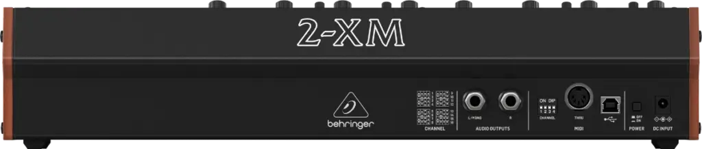 Die Anschlüsse auf der Rückseite des Behringer 2-XM