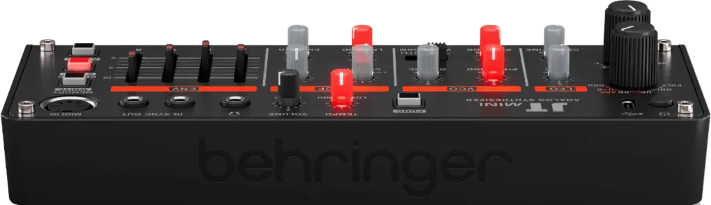 Behringer JTmini: Die Anschlüsse finden sich auf der Oberseite